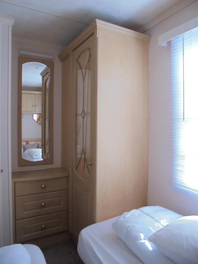 Golden Anchor : Ovation 4 Berth, Wrap Around Decking Apartment