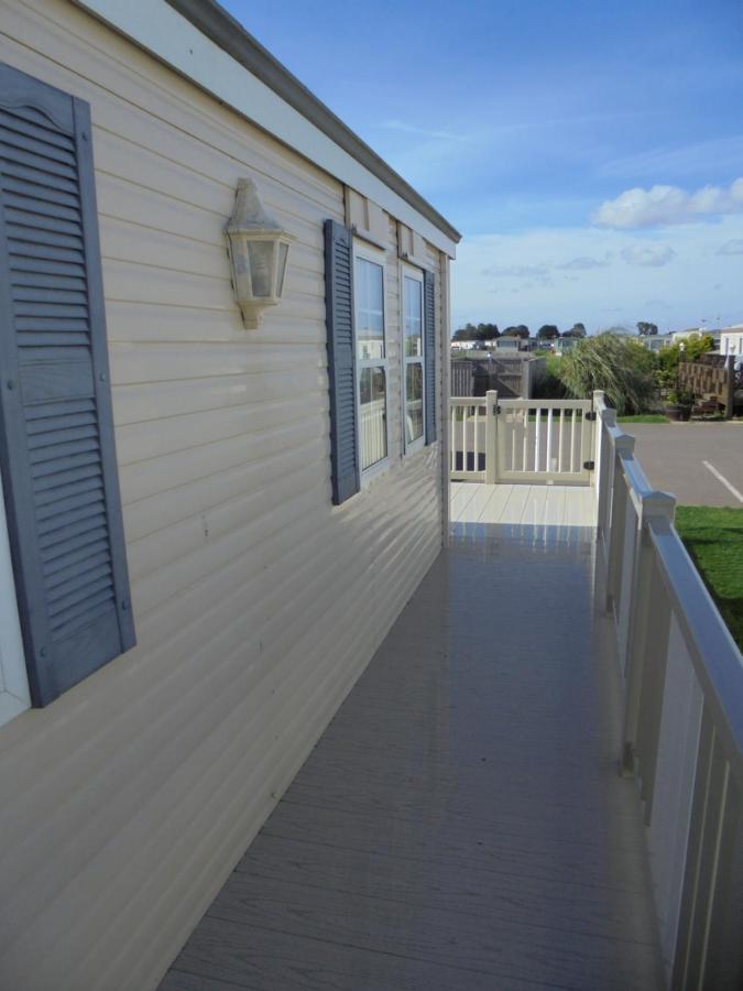 Golden Anchor : Ovation 4 Berth, Wrap Around Decking Apartment *