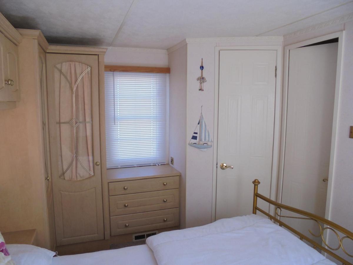 Golden Anchor : Ovation 4 Berth, Wrap Around Decking Apartment *