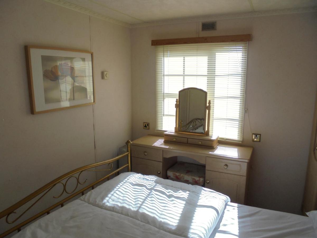 Golden Anchor : Ovation 4 Berth, Wrap Around Decking Apartment *