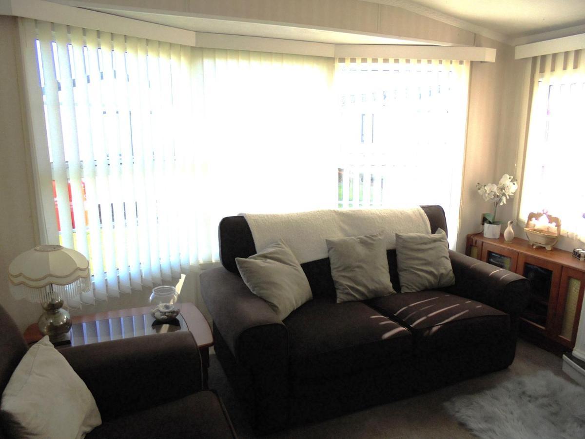 Golden Anchor : Ovation 4 Berth, Wrap Around Decking Apartment