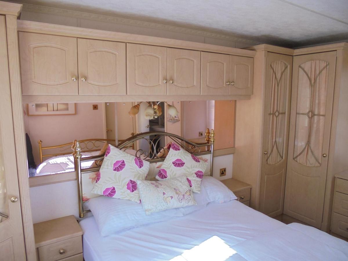 Golden Anchor : Ovation 4 Berth, Wrap Around Decking Apartment
