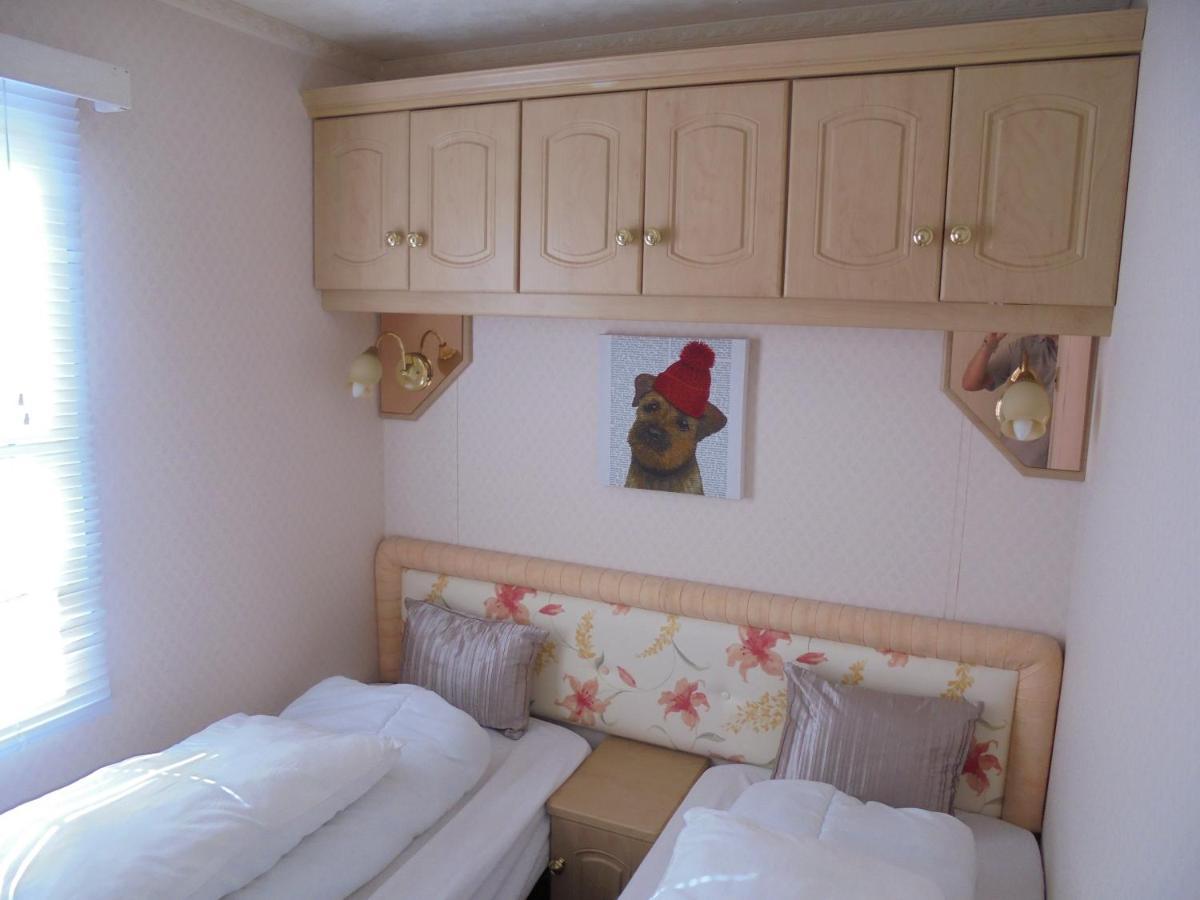 Golden Anchor : Ovation 4 Berth, Wrap Around Decking Apartment *