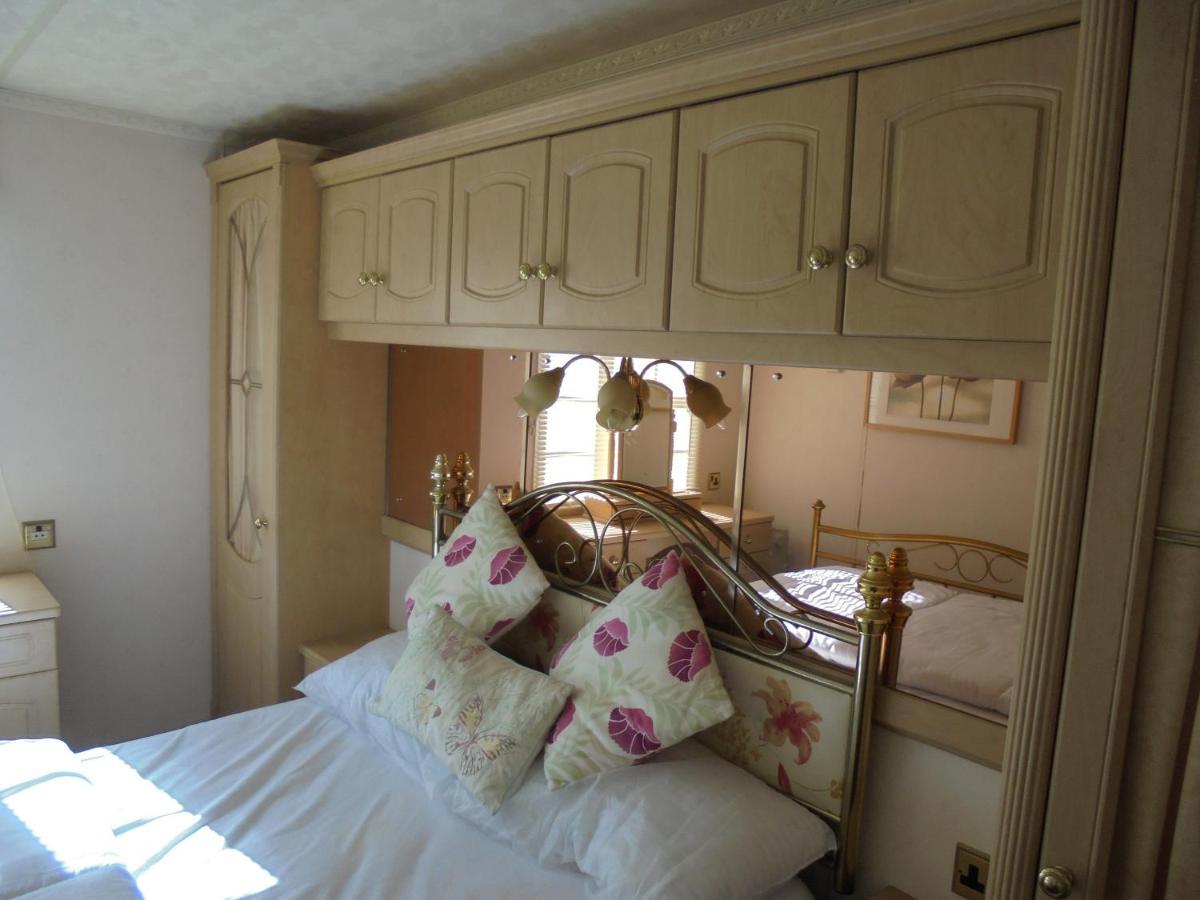 Golden Anchor : Ovation 4 Berth, Wrap Around Decking *