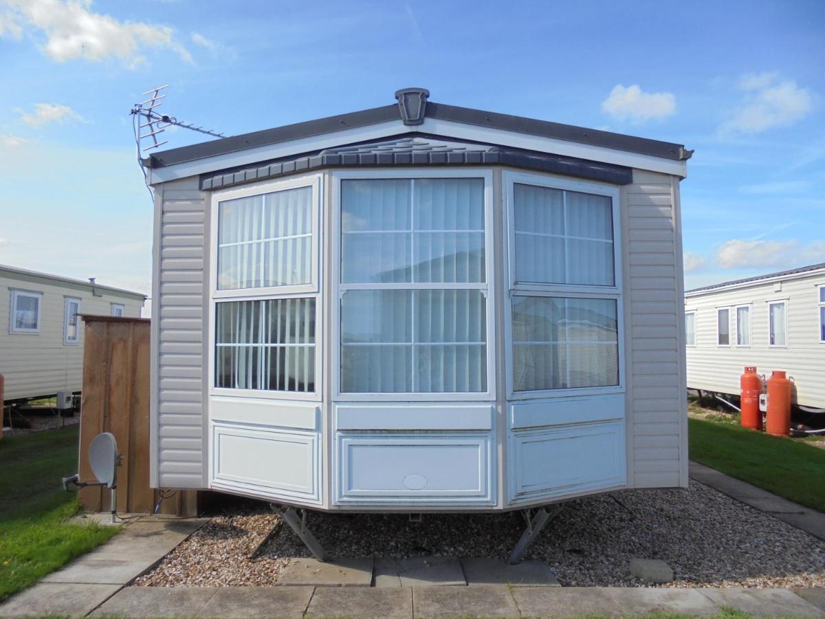 Golden Anchor : Ovation 4 Berth, Wrap Around Decking Apartment *